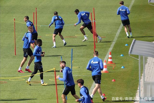 颁奖典礼上秦海璐失言 王雷机智化解尴尬